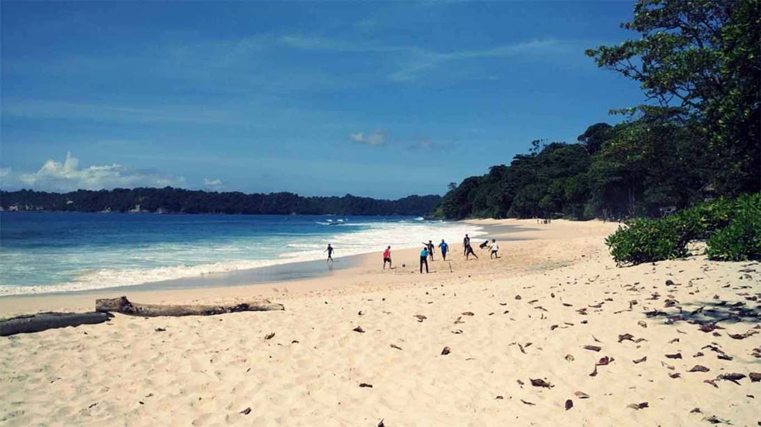 Daya Tarik Pantai Sendiki Malang.jpg