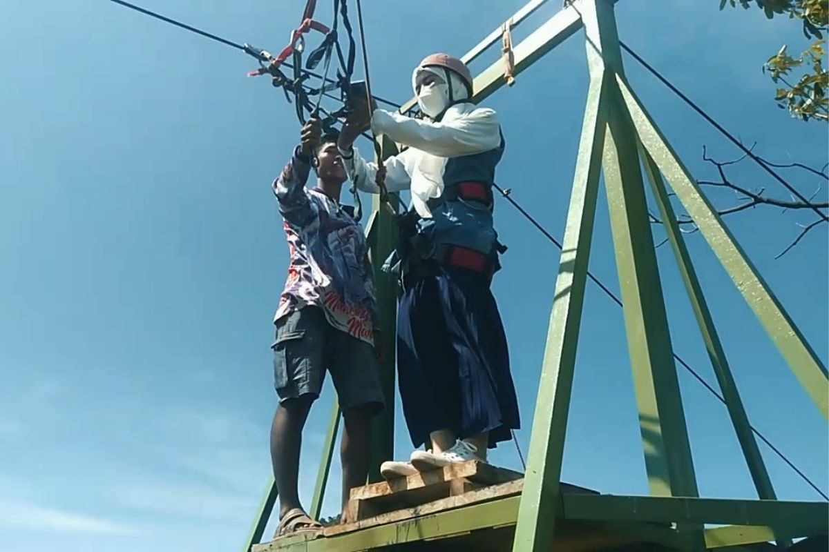 Flying fox di Bukit Waruwangi.jpg