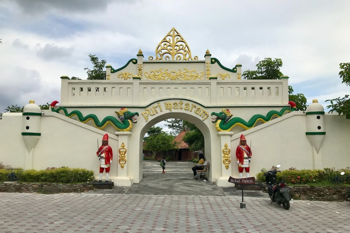 Gerbang masuk Puri Mataram.jpg