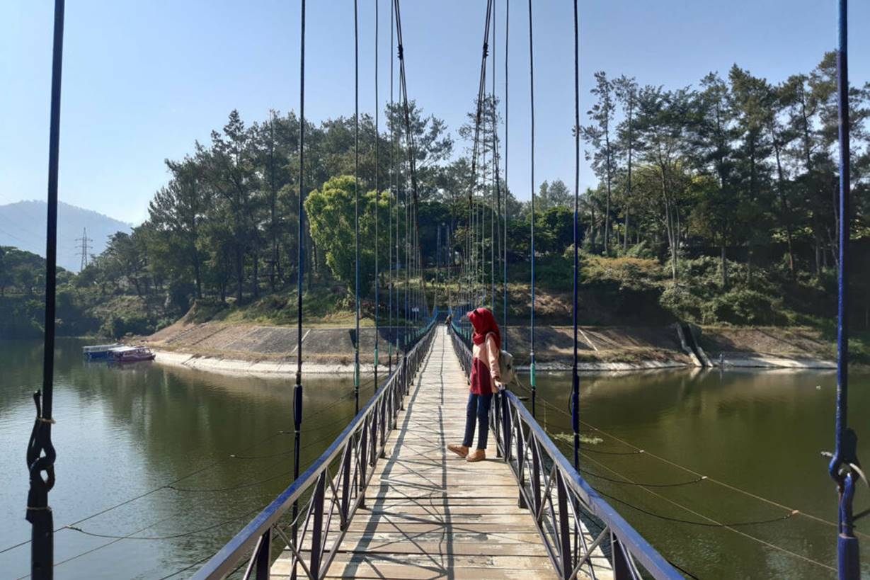 Jembatan Gantung Waduk Selorejo.jpg