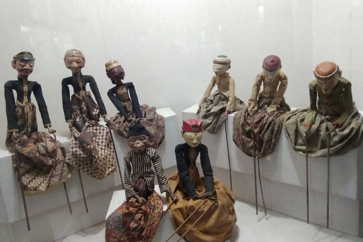 Koleksi wayang di Museum Ronggowarsito.jpg