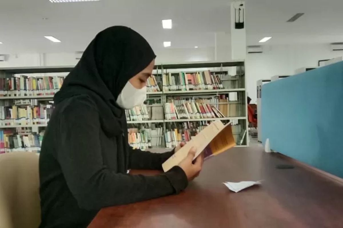 Membaca di Perpustakaan Kota Semarang.jpg