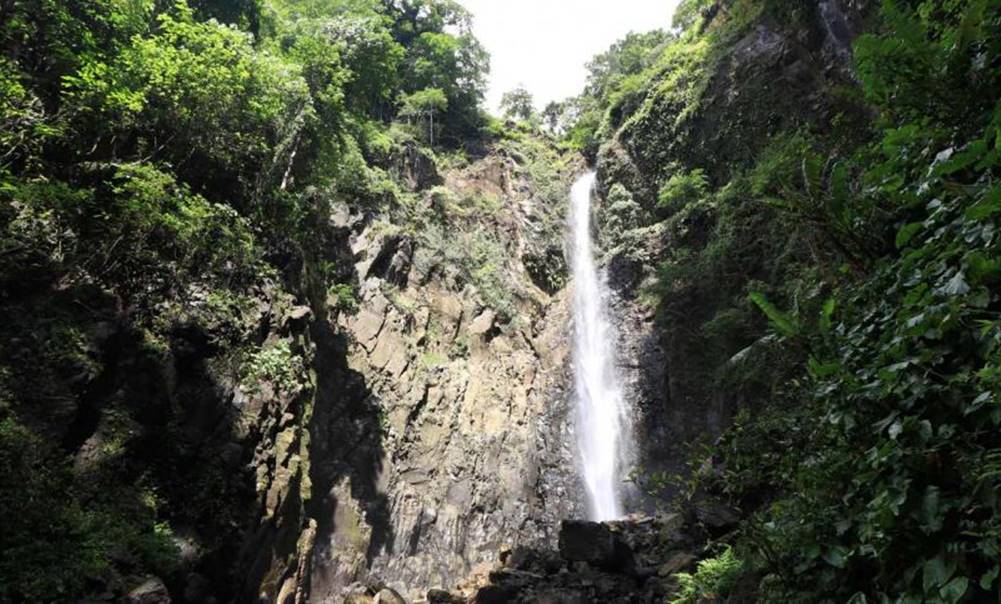 Menikmati Air Terjun Laccar Gresik.jpg