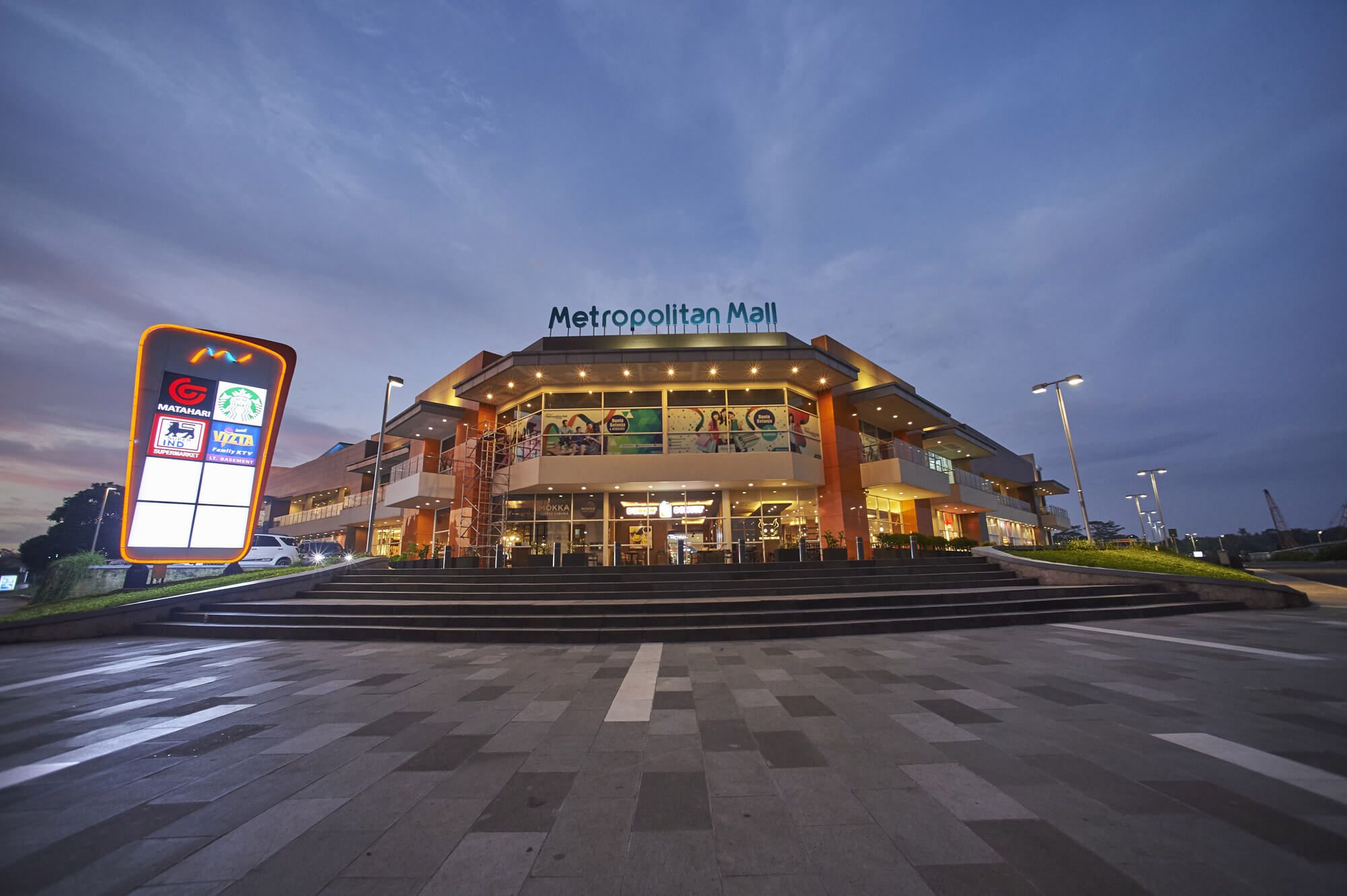 Metropolitan Mall.jpg