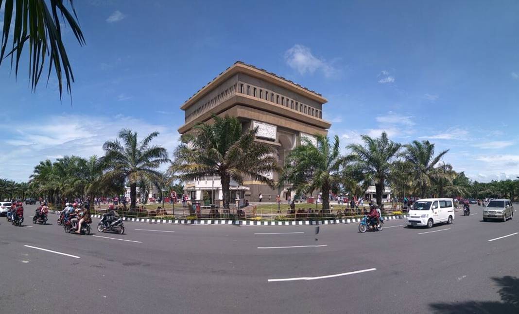 Monumen Simpang Lima Gumul Kediri.jpg