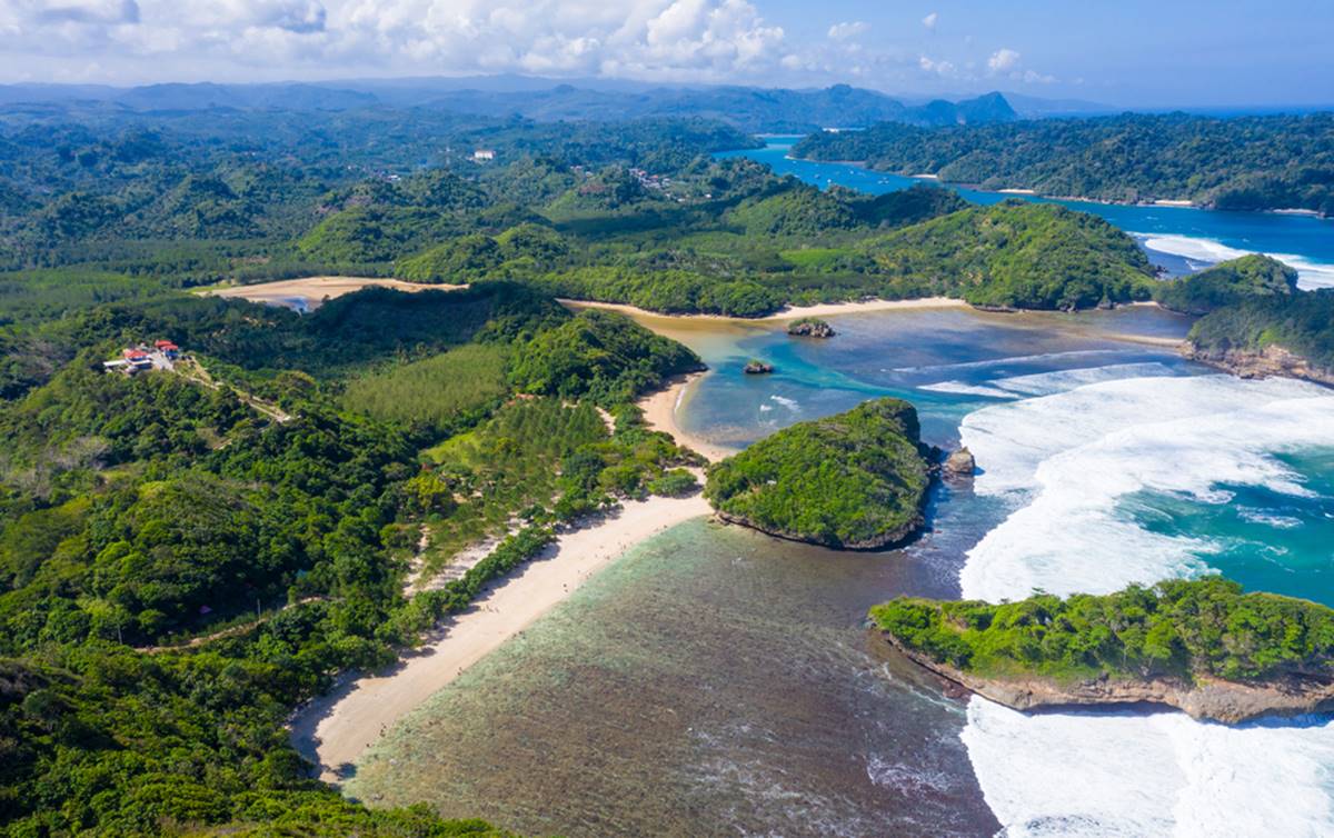 Pantai Teluk Asmara.jpg