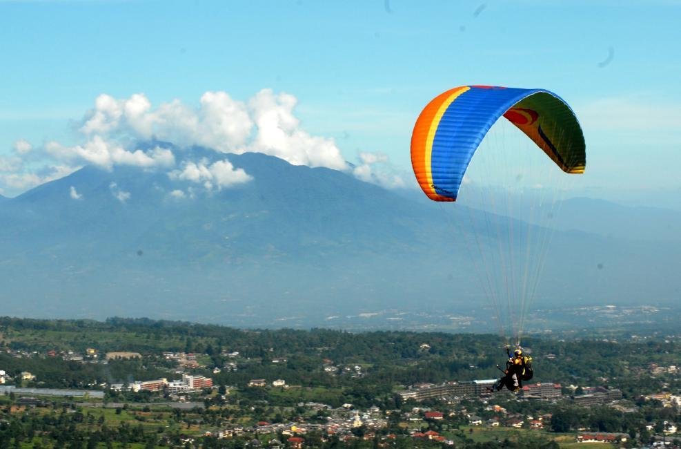 Paralayang Bukit Gantole Puncak.jpg