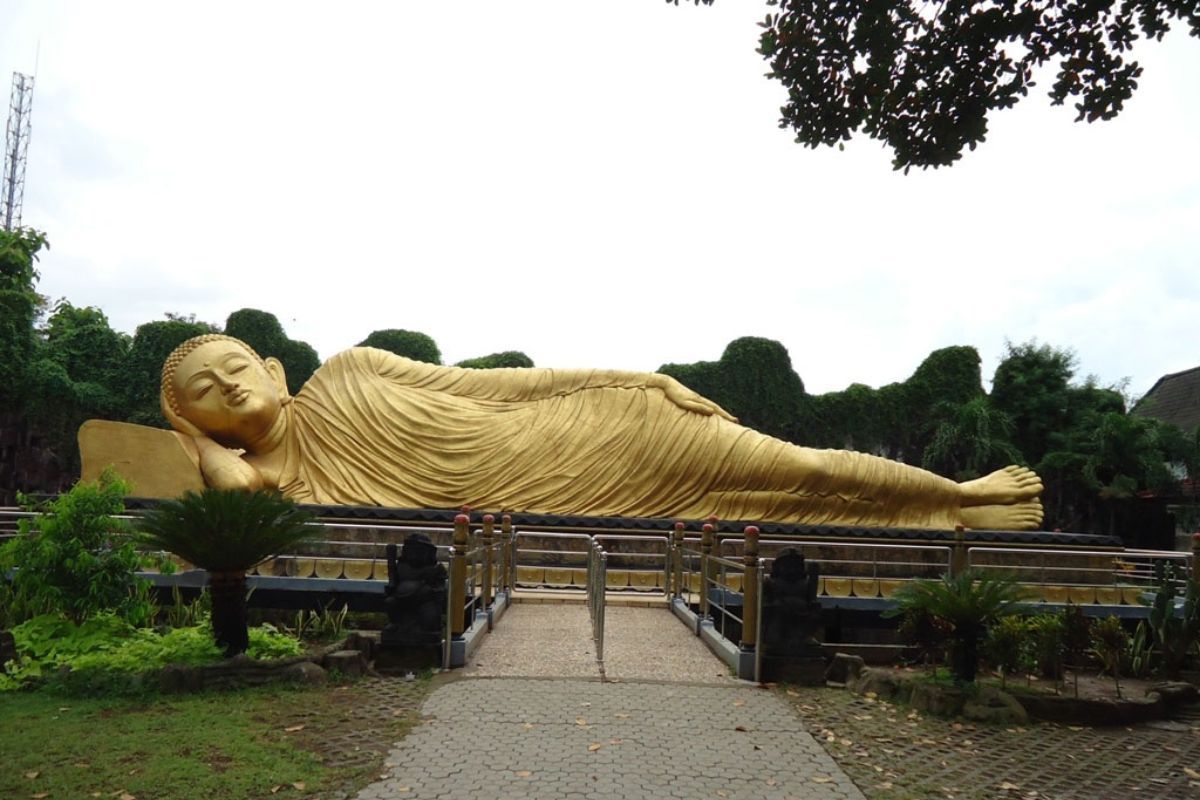 Patung Buddha Tidur Mojokerto.jpg