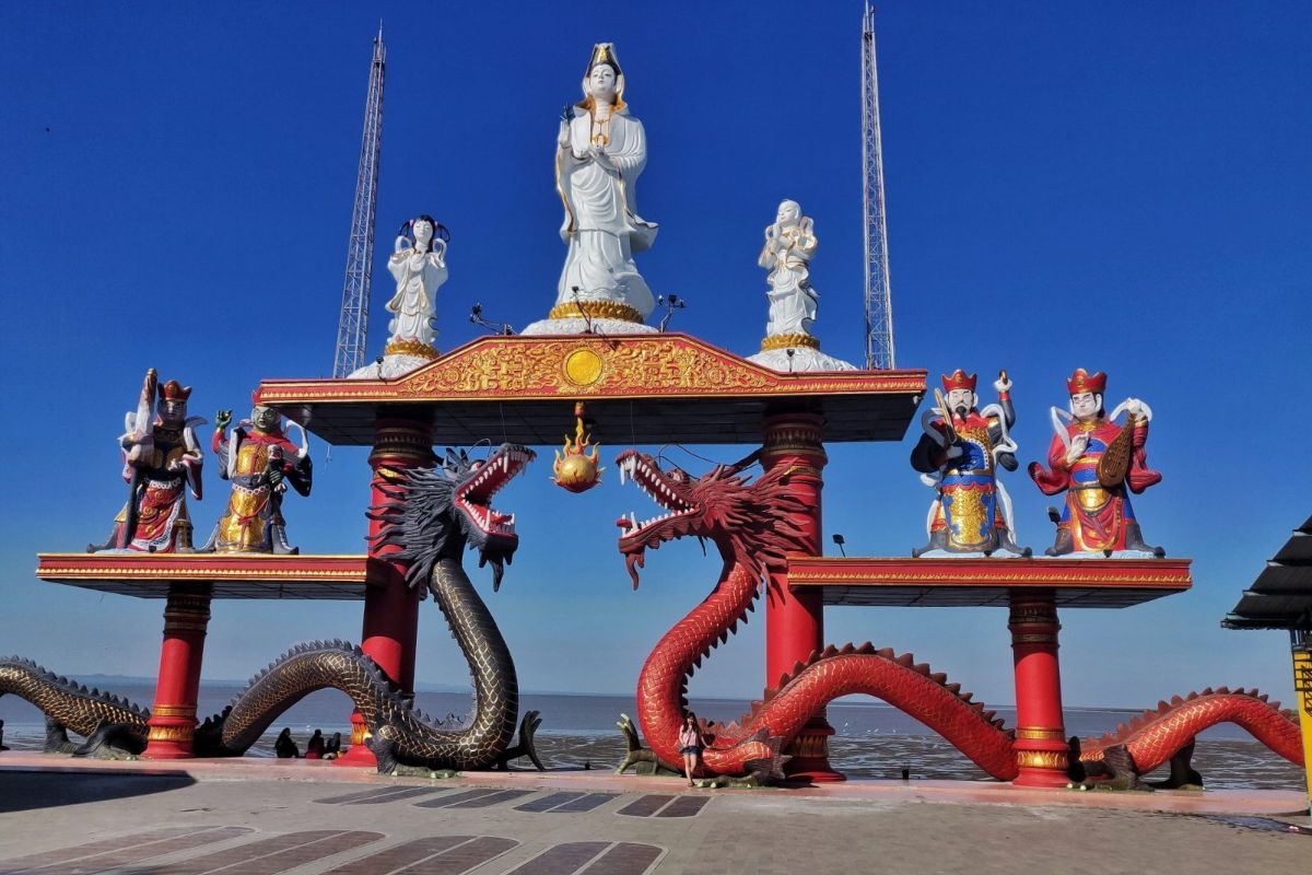 Patung Naga di Kenjeran Surabaya.jpg