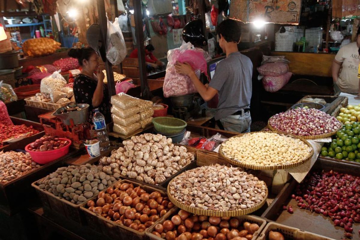 Pedagang di Pasar Pondok Gede.jpg