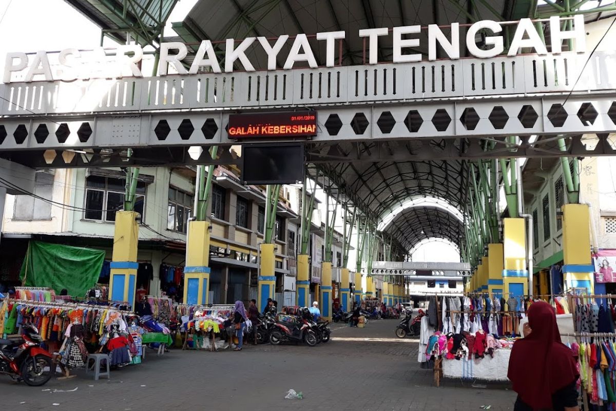 Tampak depan Pasar Tengah Pontianak.jpg