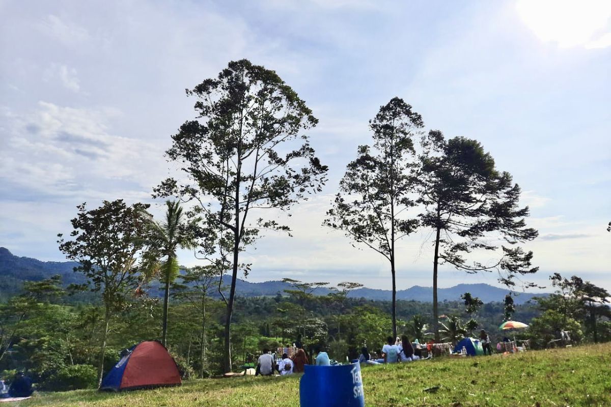 Tenda tenda di Bukit Waruwangi.jpg