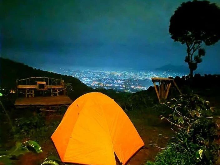 Terdapat Area Camping dan Café.jpg