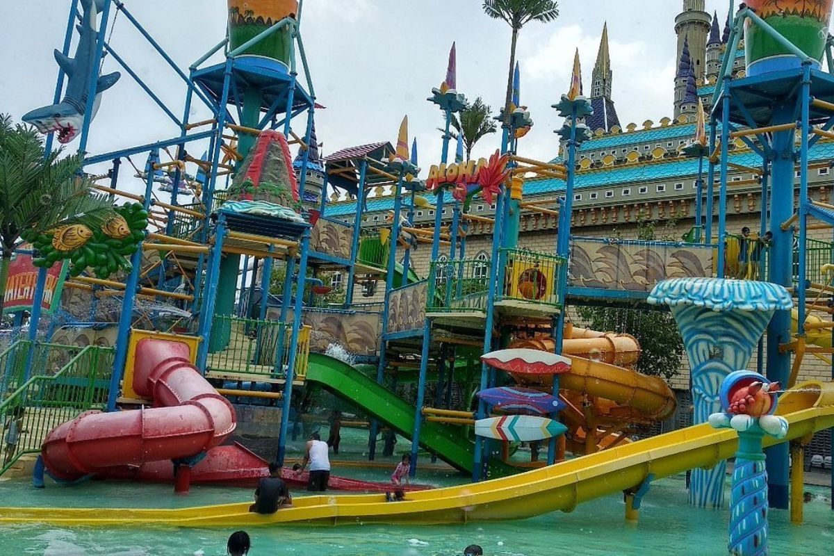 Wahana di Atlantis Land Surabaya.jpg