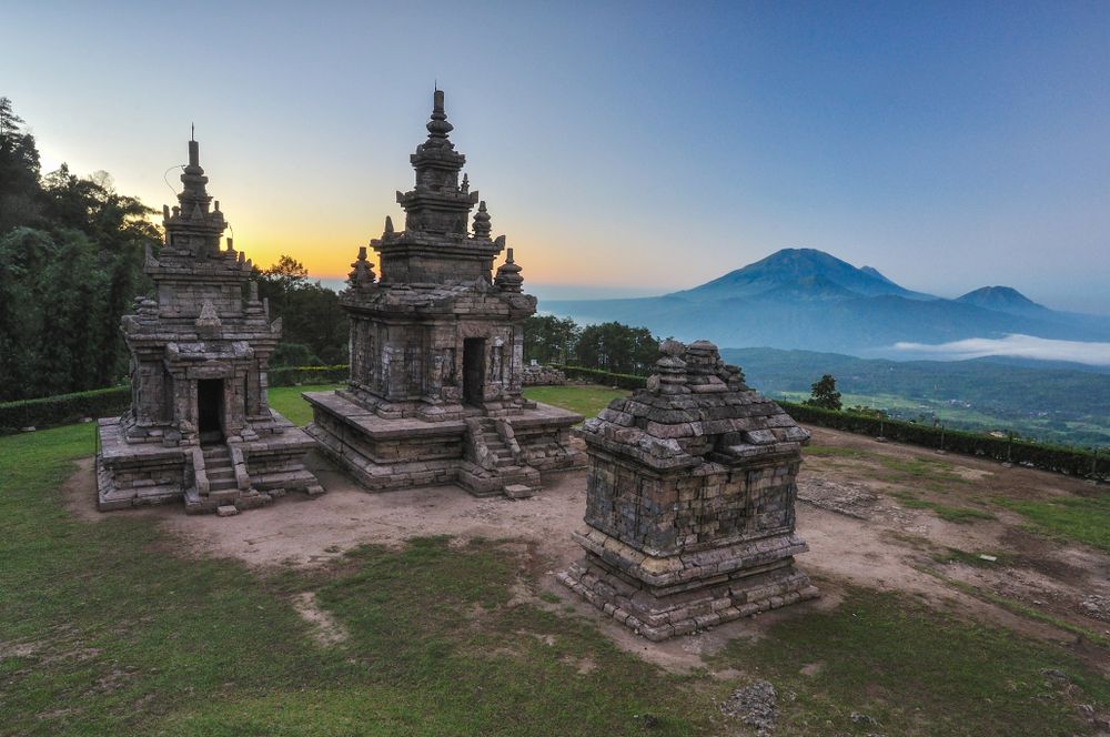 aktivitas di candi gedong songo.jpg