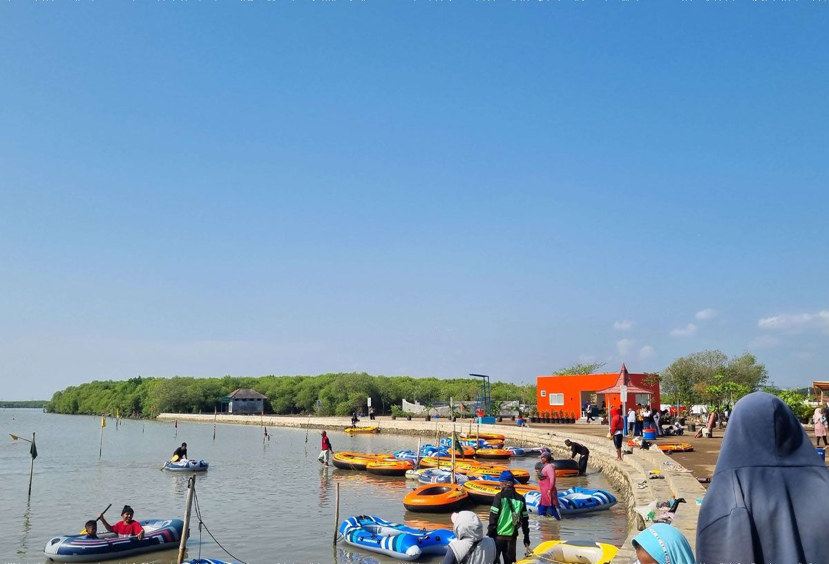 pantai kejawanan.jpg